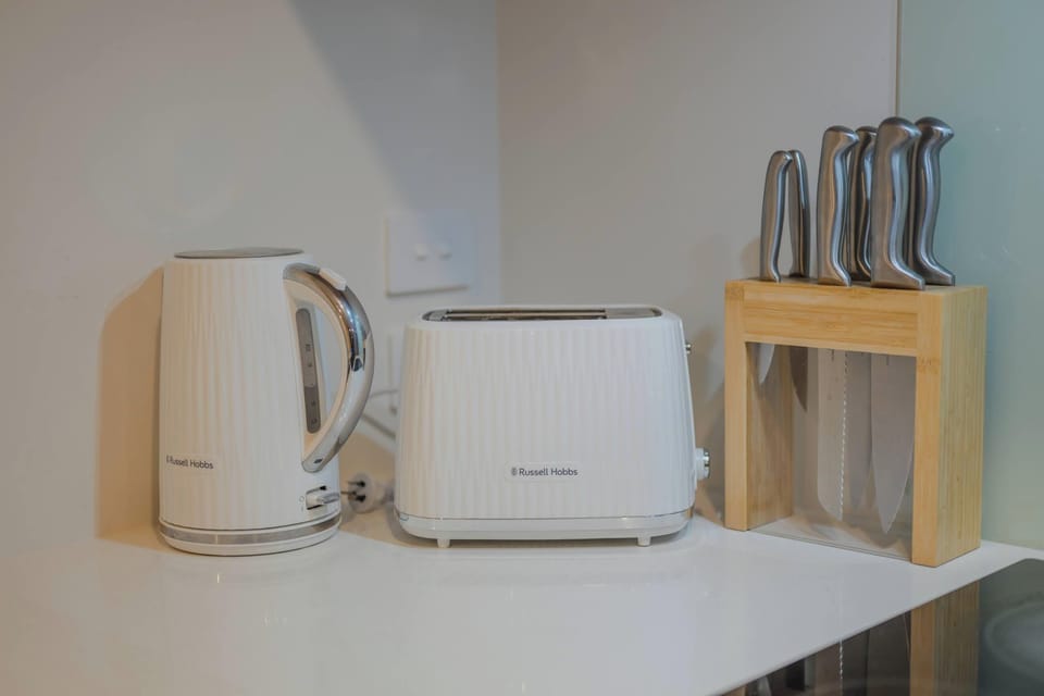 Kettle, toaster and knives