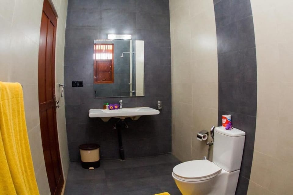 Deluxe Double Room, Balcony, Garden View | Bathroom | Shower, free toiletries, toilet paper