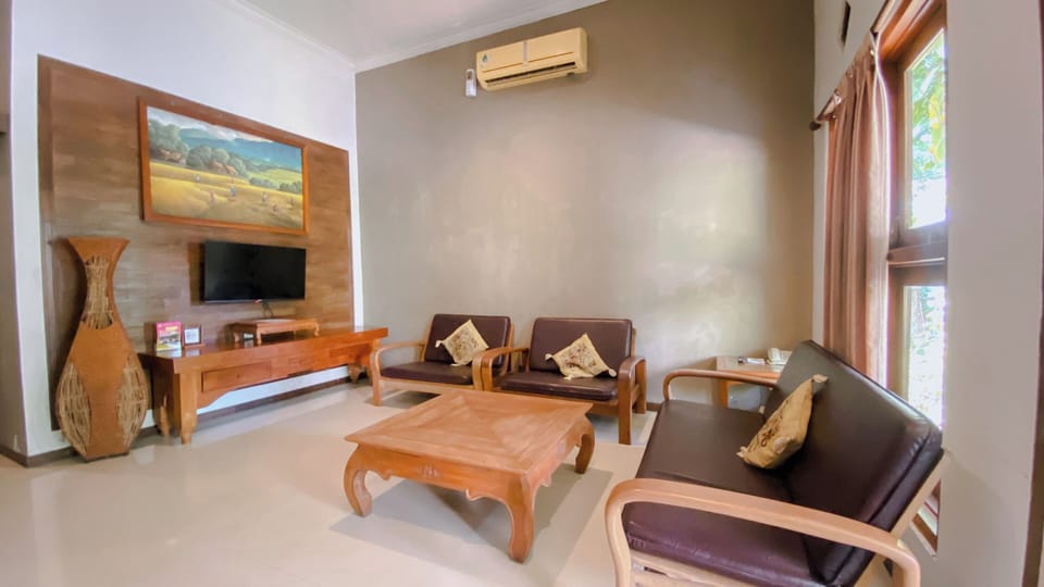 Family Suite, Balcony, Garden View | Living area