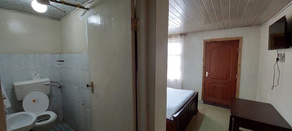 Comfort Double Room, Balcony, City View | Bathroom | Shower, towels, soap, toilet paper