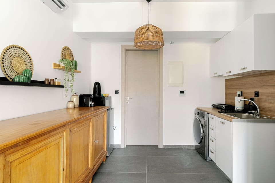 Studio, 1 Queen Bed, Kitchenette, City View | Private kitchen | Mini-fridge, microwave, stovetop, espresso maker