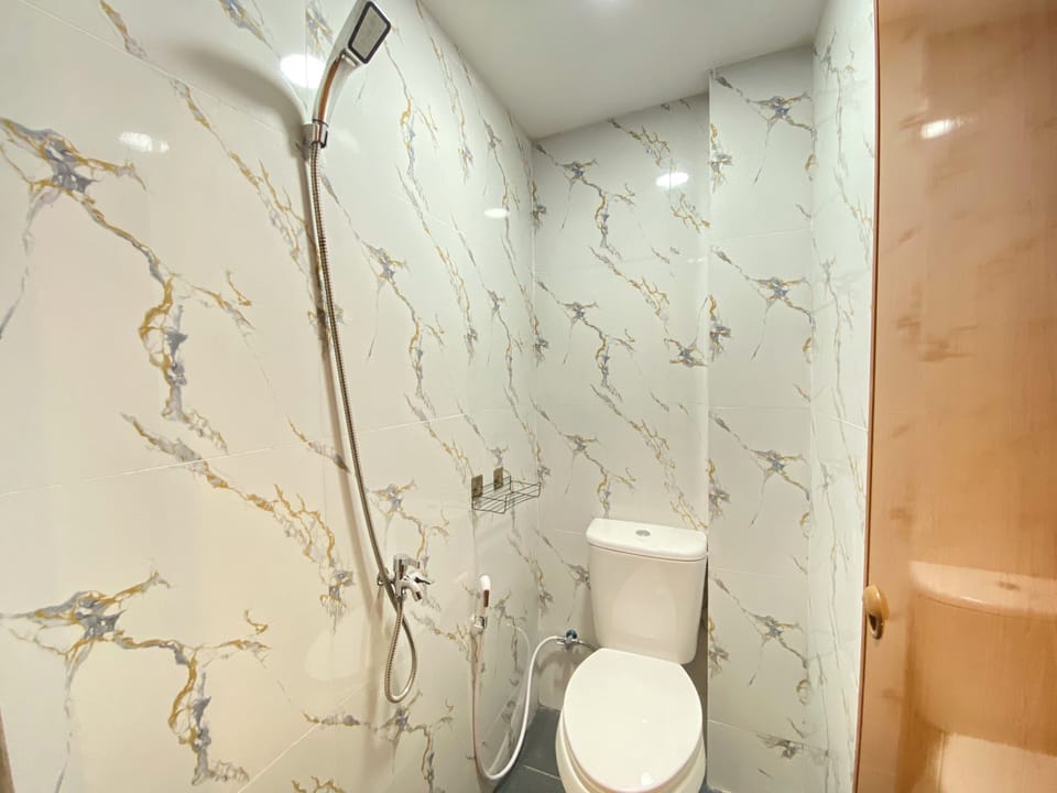 Standard Double Room | Bathroom | Shower, free toiletries, towels