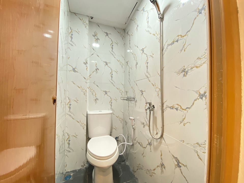 Standard Double Room | Bathroom | Shower, free toiletries, towels