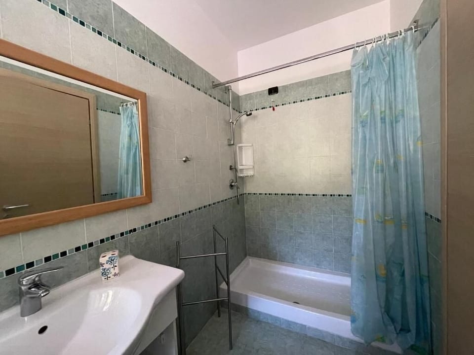 Triple Room, Garden View | Bathroom | Shower, hair dryer, bidet, towels