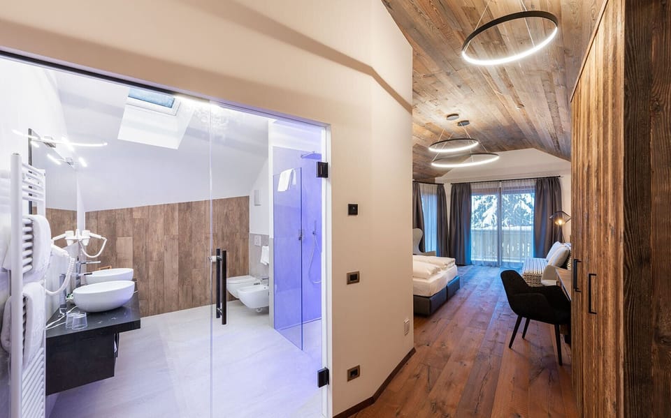 Deluxe Double Room | Hypo-allergenic bedding, down comforters, minibar, in-room safe