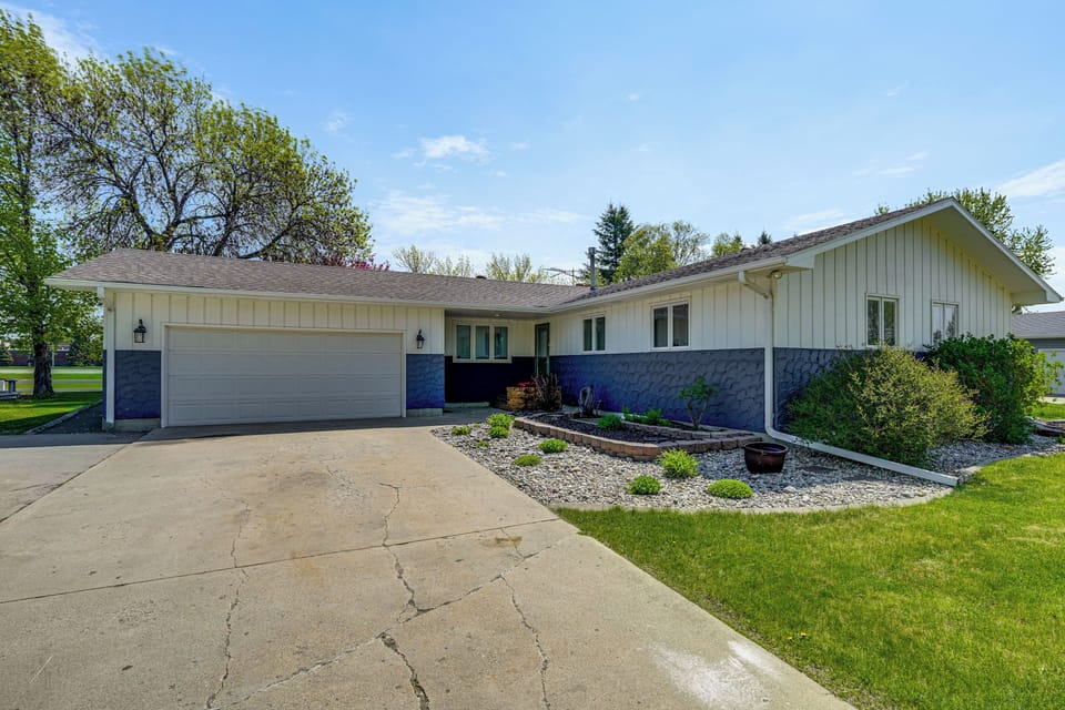 Parking | Driveway (6 Vehicles) | RV/Trailer Parking Available