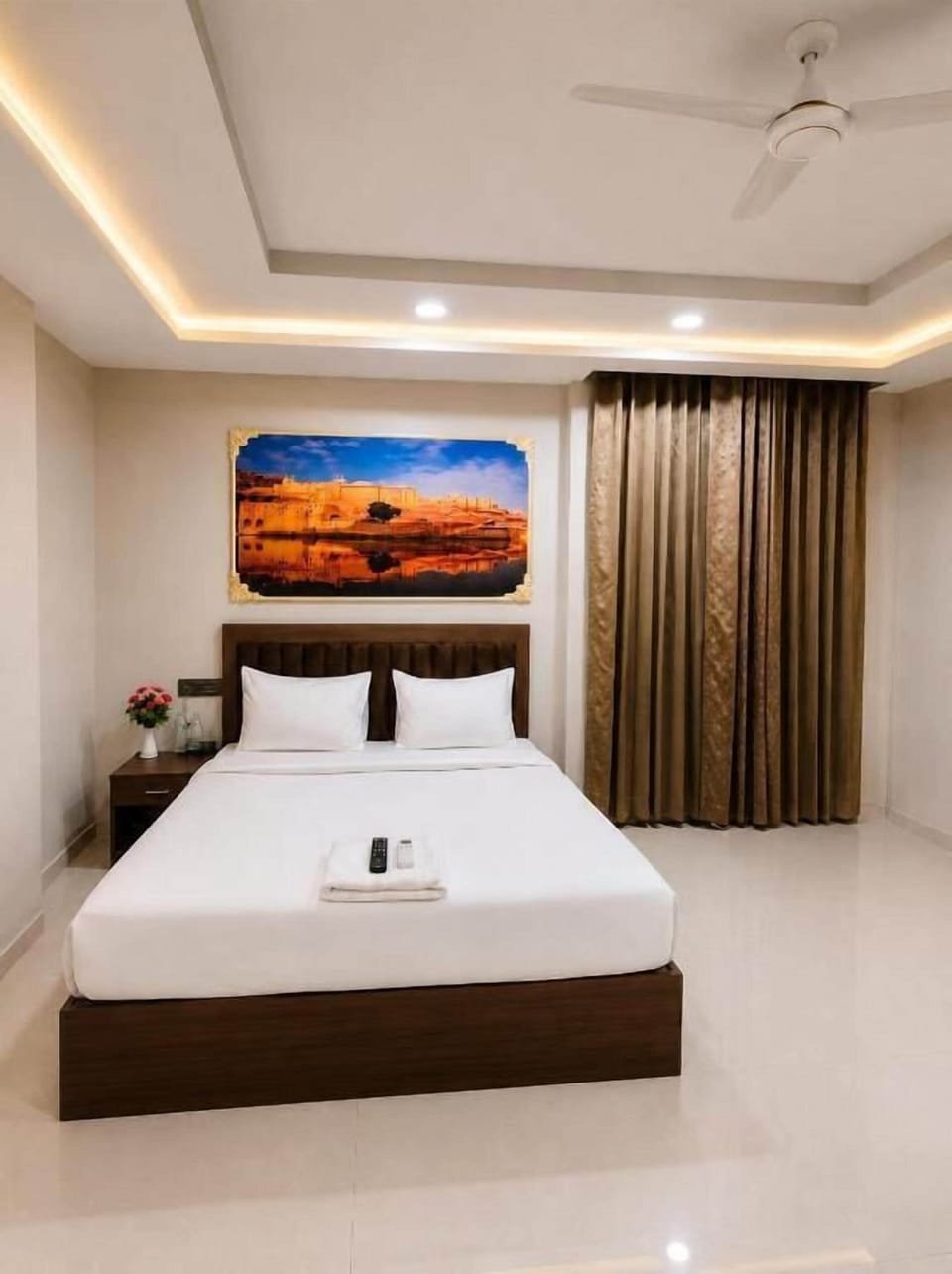 Classic Double Room | Minibar, in-room safe, desk, laptop workspace