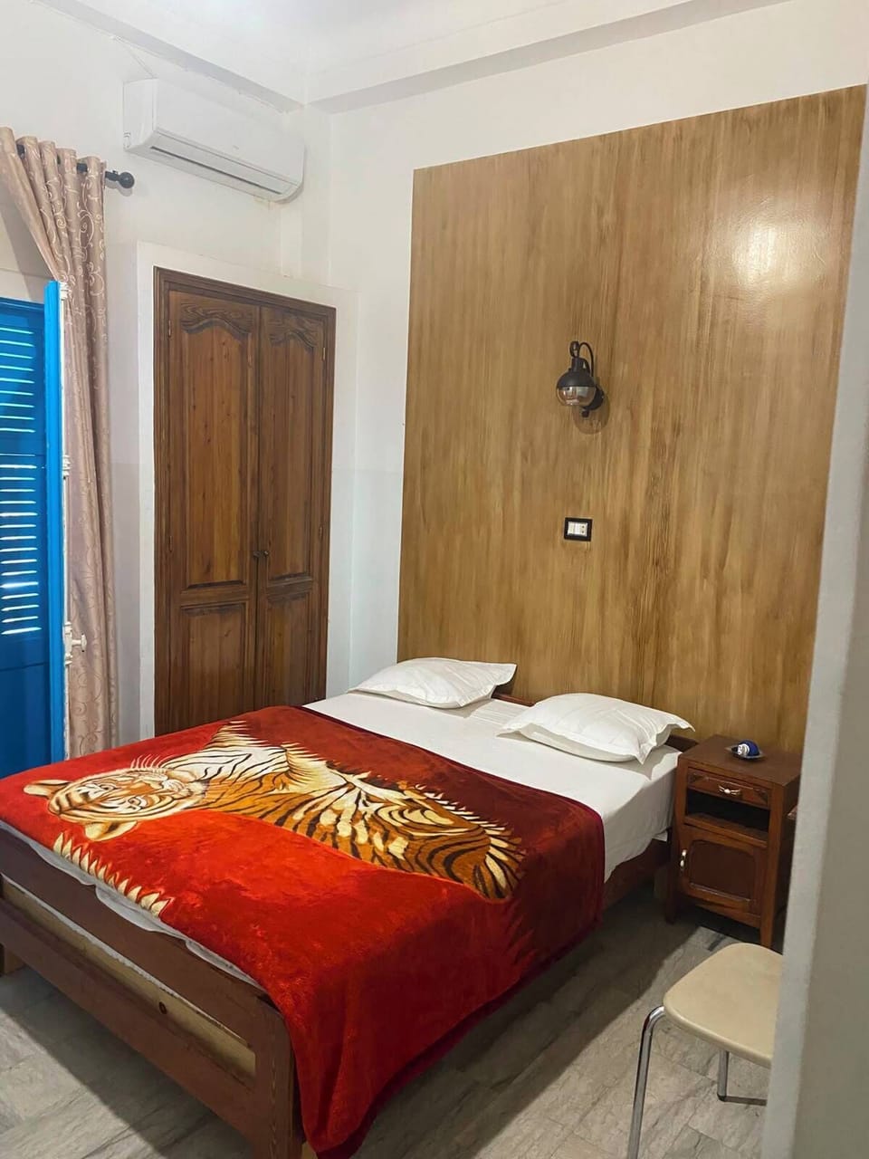 Laptop workspace, WiFi (free), bed sheets