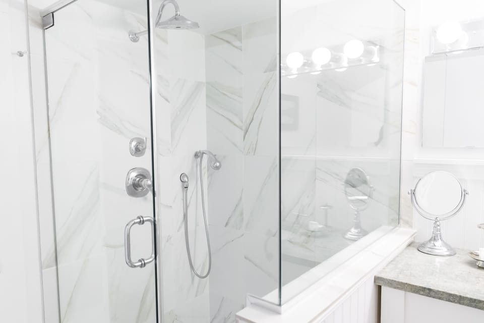Luxury Room, 1 King Bed | Bathroom shower