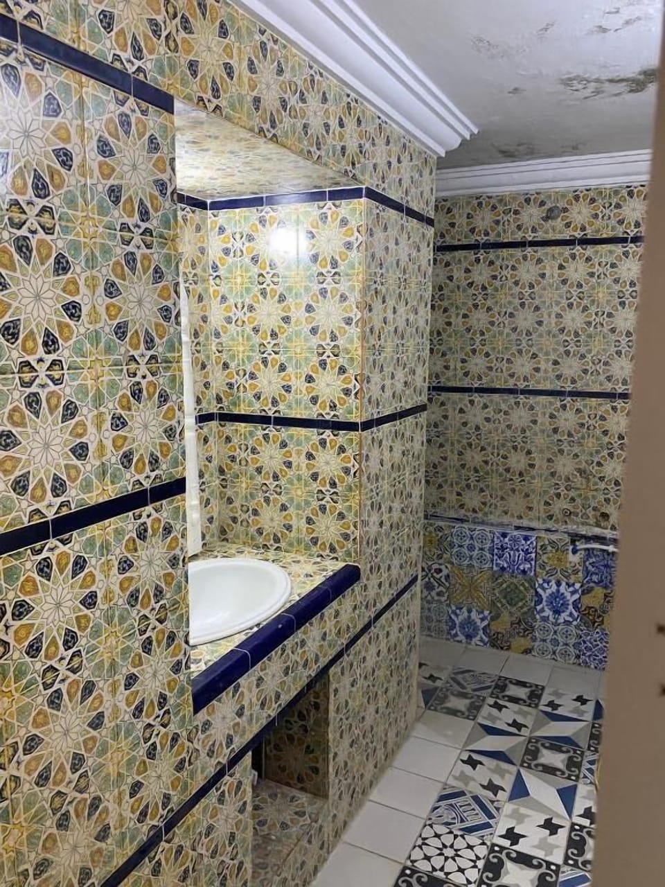 Shower, free toiletries, towels, toilet paper