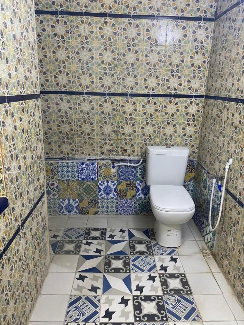 Shower, free toiletries, towels, toilet paper