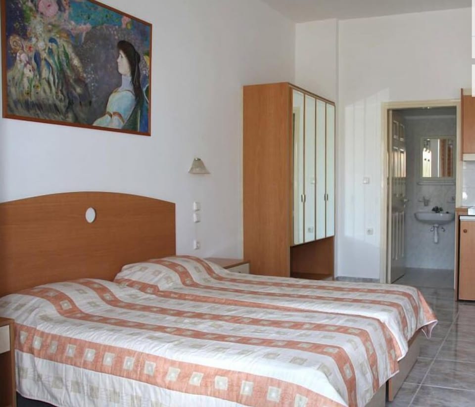 Studio (2 Adults) | In-room safe, blackout drapes, soundproofing, iron/ironing board