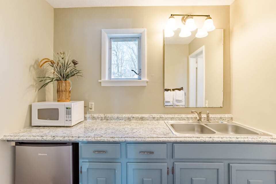 Little Echo Room 303 | Bathroom | Free toiletries, hair dryer, towels