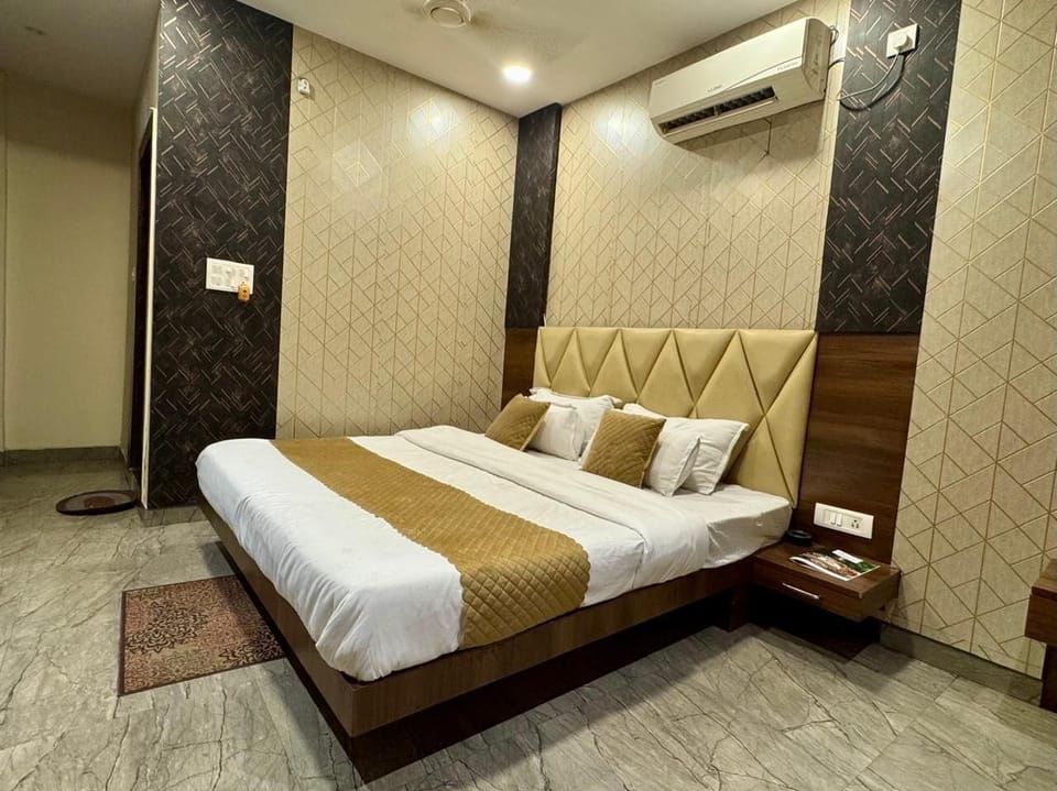 WiFi (free), bed sheets