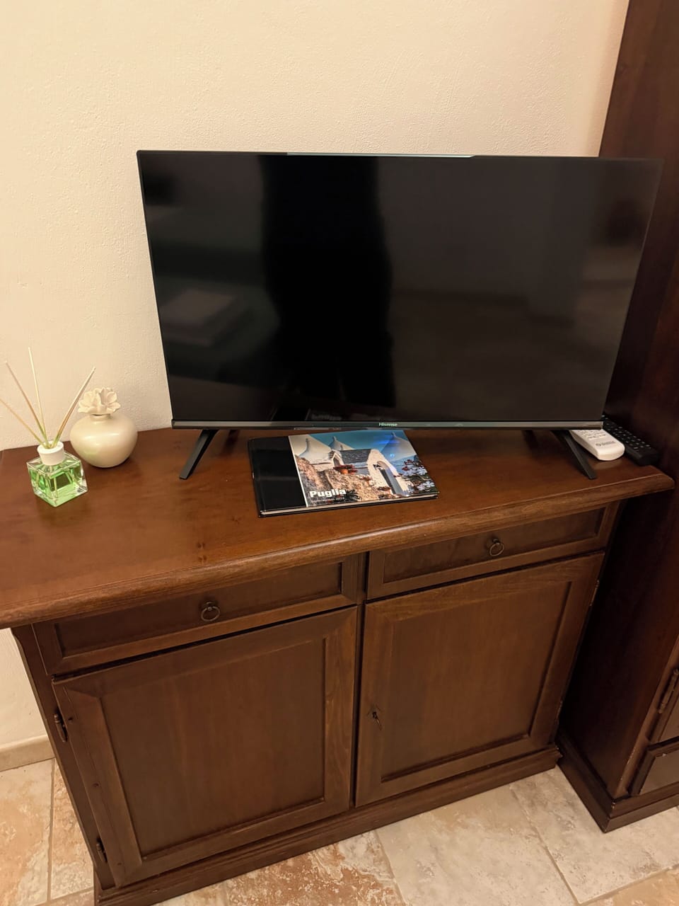 Classic Suite, Resort View | Television