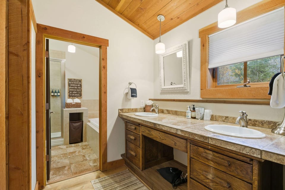 5BD Hottub Fireplaces Firepit BBQ Bonus Suite House in Kittitas County