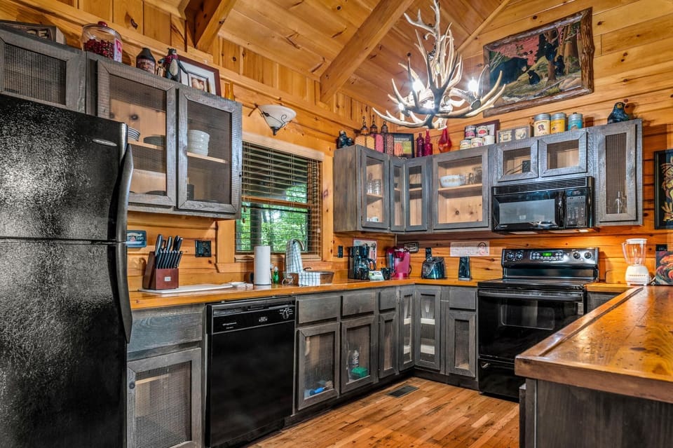 House, 1 King Bed with Sofa bed (Gatlinburg Enchanted Treehouse) | Private kitchen | Oven