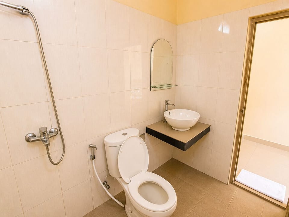 Shower, free toiletries, towels, soap