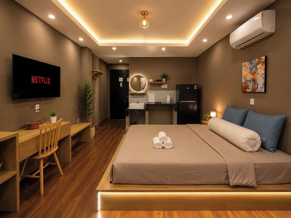 Comfort Studio, 1 Queen Bed | Desk, blackout drapes, iron/ironing board, free WiFi