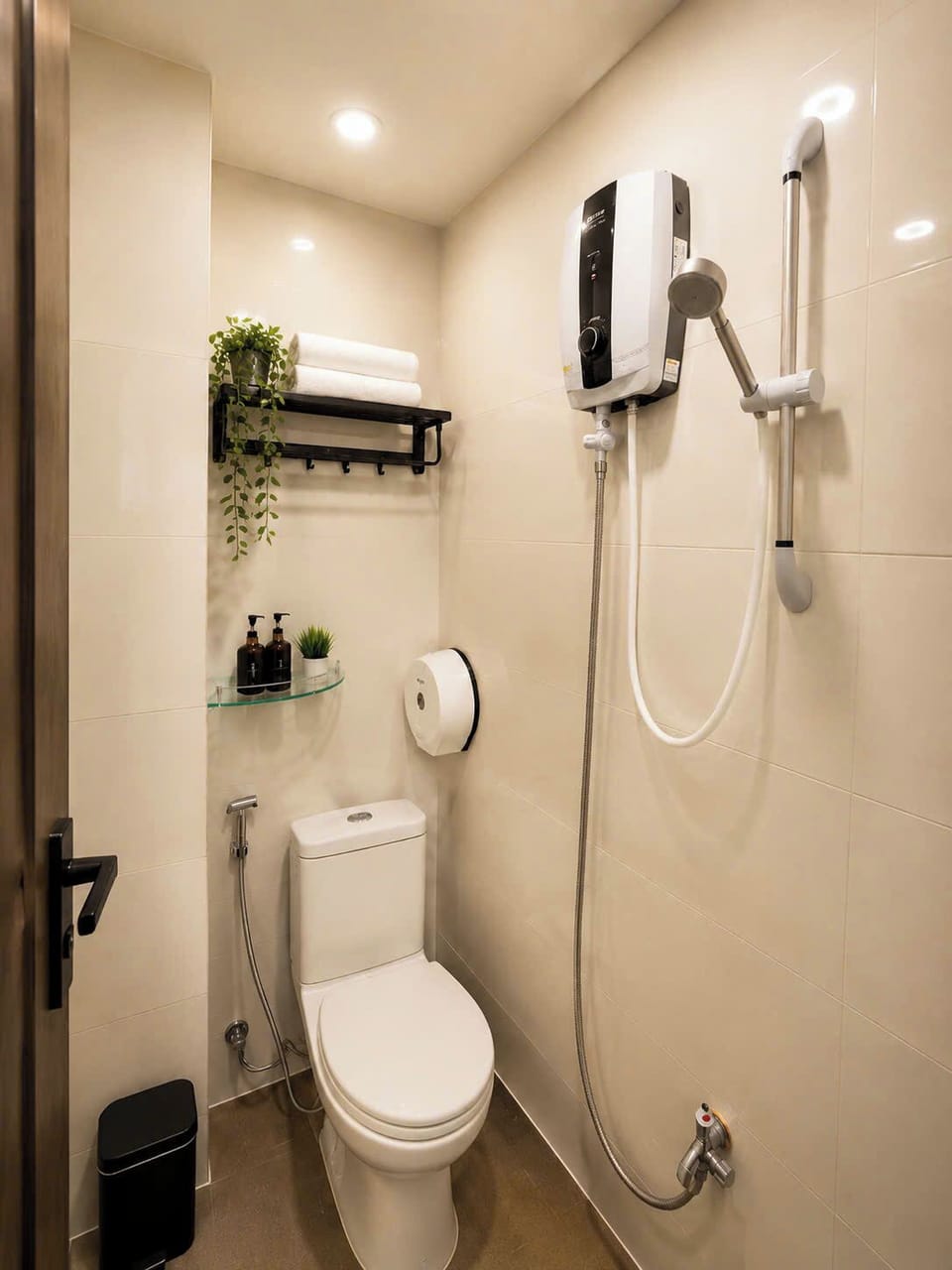 Comfort Studio, 1 Queen Bed | Bathroom | Shower, hair dryer, slippers, towels