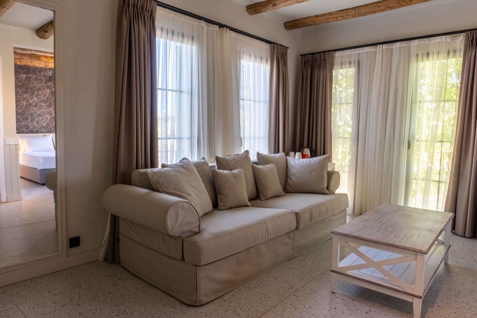 Luxury Suite, Garden View | Egyptian cotton sheets, premium bedding, minibar, in-room safe