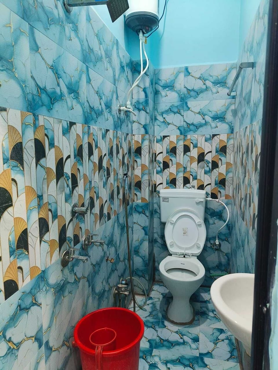 Comfort Quadruple Room, City View | Bathroom | Shower, free toiletries, slippers, towels