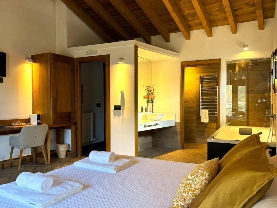 Panoramic Suite, 1 King Bed, Terrace, River View | Premium bedding, memory foam beds, individually decorated