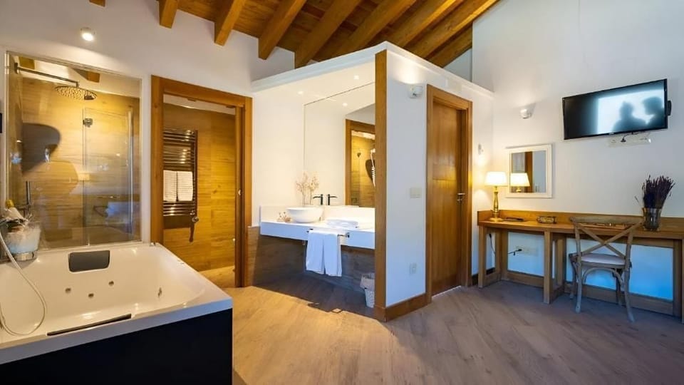 Premium Suite, 1 King Bed, Balcony, River View | Bathroom | Shower, rainfall showerhead, free toiletries, hair dryer