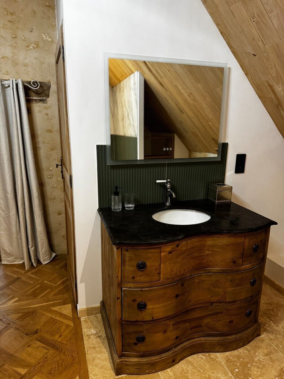 Superior Double Room, Ensuite, Courtyard View (1) | Bathroom | Shower, hair dryer, slippers, towels