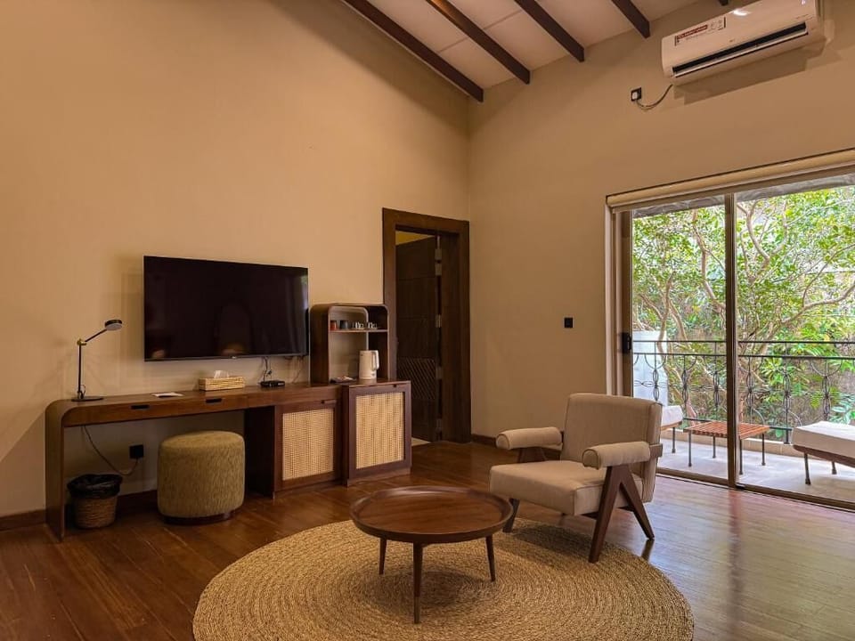 Deluxe Double Room, Balcony, Garden View | Living area