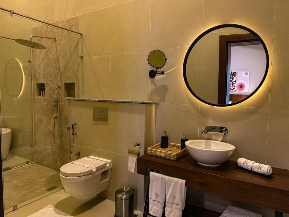 Deluxe Double Room, Balcony, Garden View | Bathroom | Separate tub and shower, free toiletries, hair dryer, towels