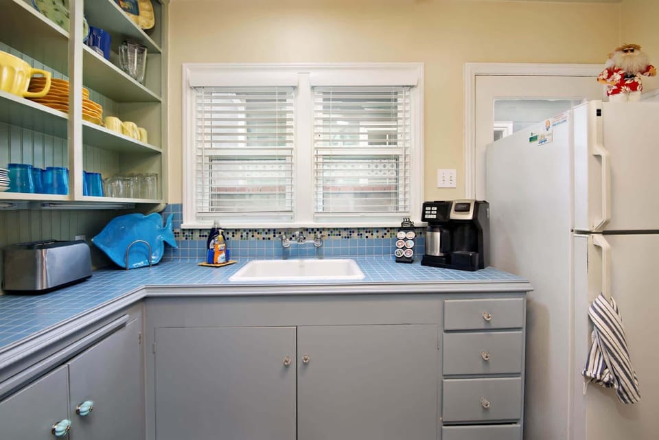 Townhome, 1 King Bed with Sofa bed, Fireplace, Garden View (Charming Beach Bungalow) | Private kitchen