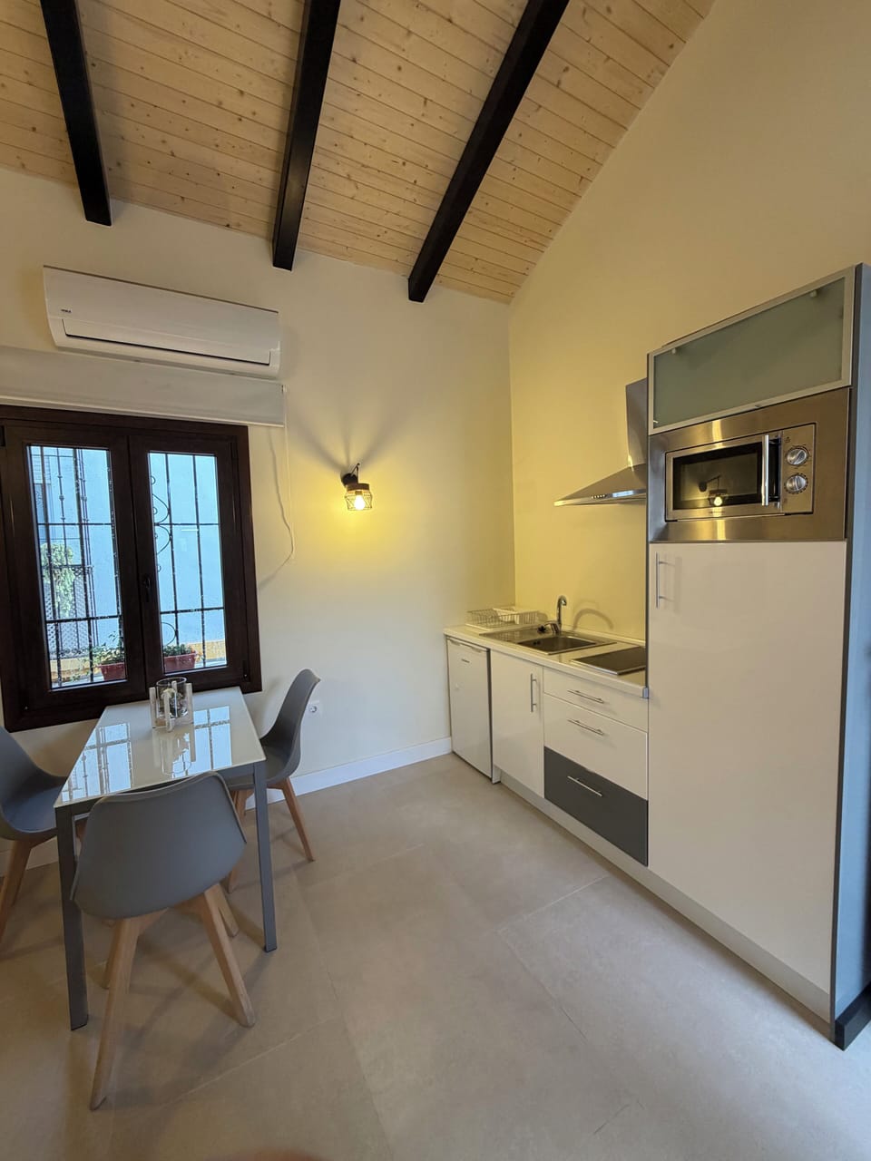 Deluxe Apartment | Private kitchen | Fridge, microwave, stovetop, cookware/dishes/utensils