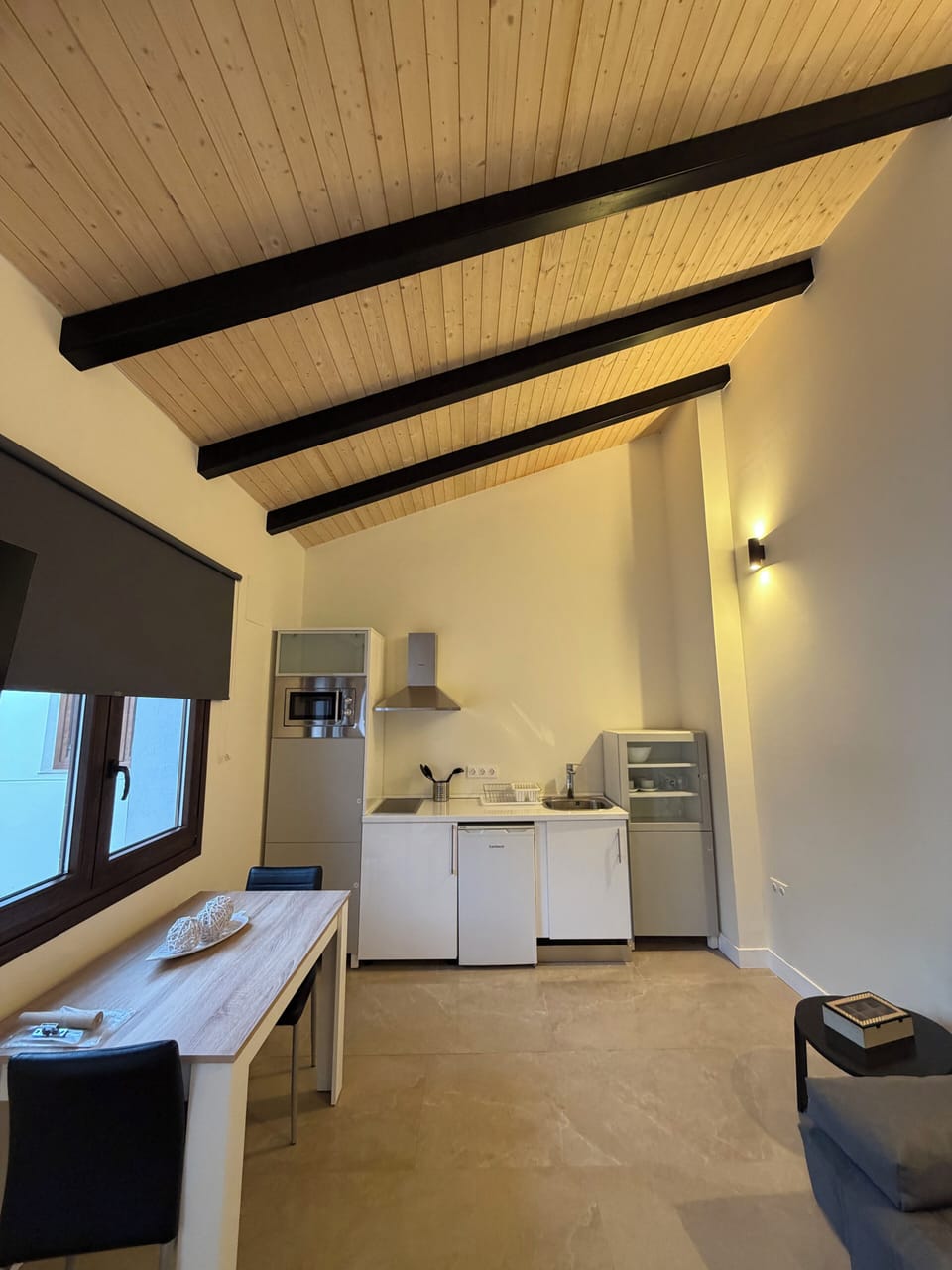 Deluxe Apartment | Private kitchen | Fridge, microwave, stovetop, cookware/dishes/utensils