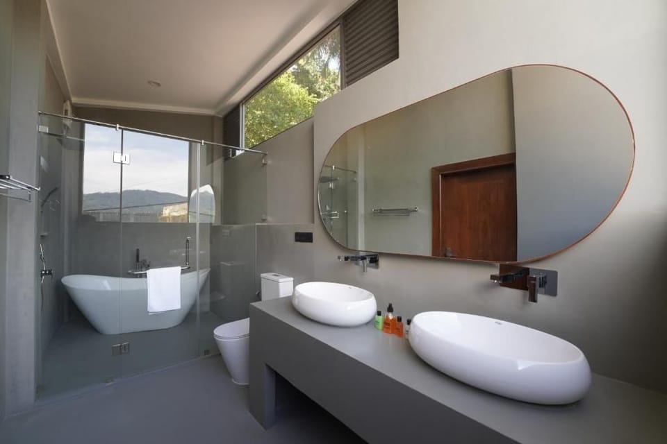 Deluxe Double Room, Balcony, Mountain View | Bathroom | Free toiletries, hair dryer, bathrobes, bidet
