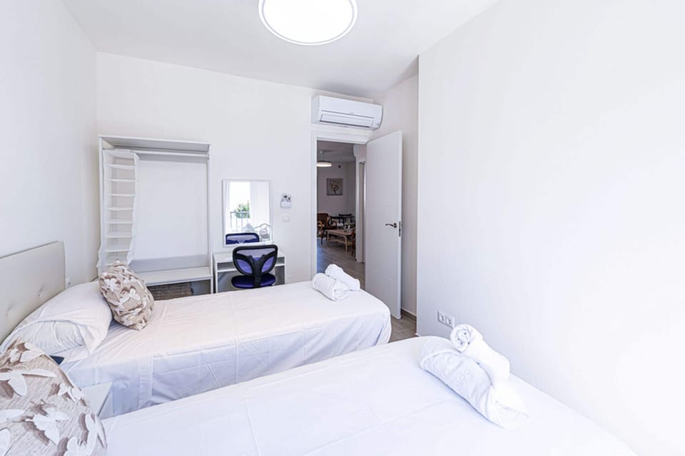 2 bedrooms, free cribs/infant beds, bed sheets