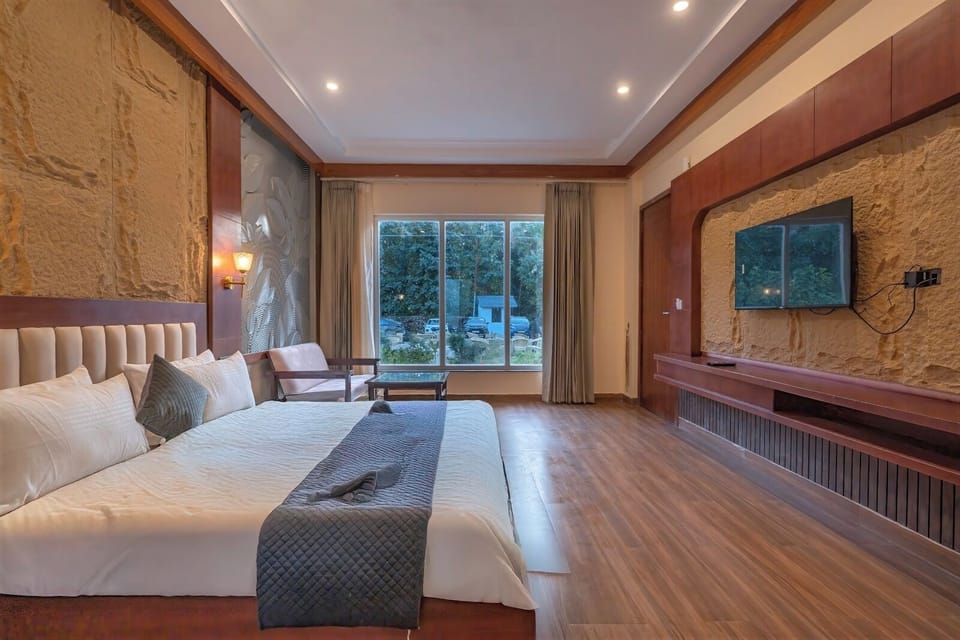 Suite Room With Plunge Pool | Desk, free WiFi