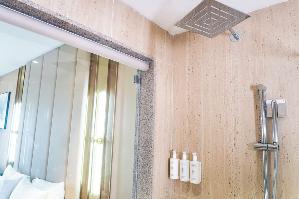 Superior King Room, Highway View | Bathroom | Slippers, towels, soap, shampoo