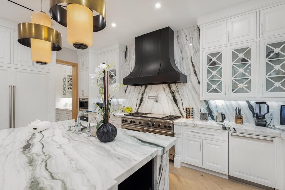 Apartment (5 Bedrooms) | Private kitchen | Microwave, oven, stovetop, dishwasher