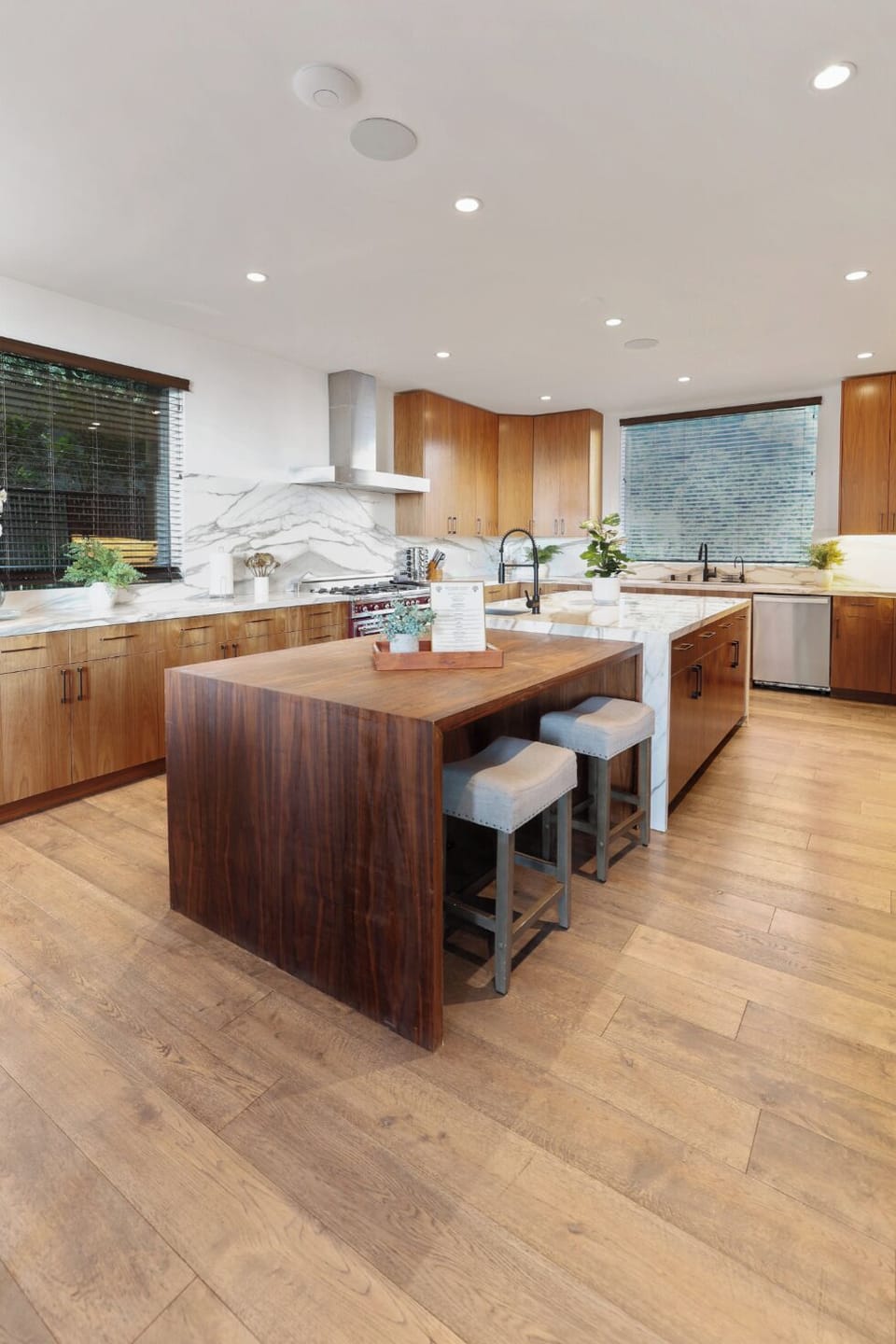 Apartment (4 Bedrooms) | Private kitchen | Microwave, oven, stovetop, dishwasher