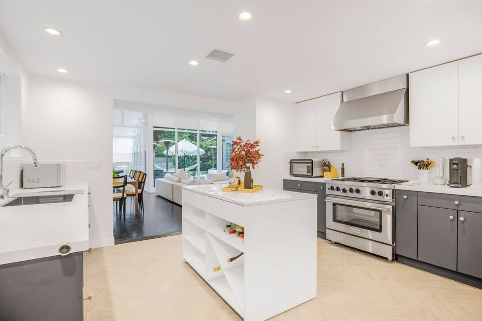Apartment (3 Bedrooms) | Private kitchenette | Microwave, oven, stovetop, dishwasher