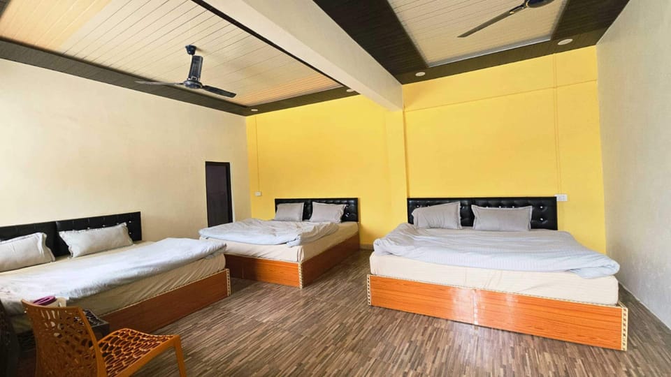 Superior Room | Rollaway beds, bed sheets