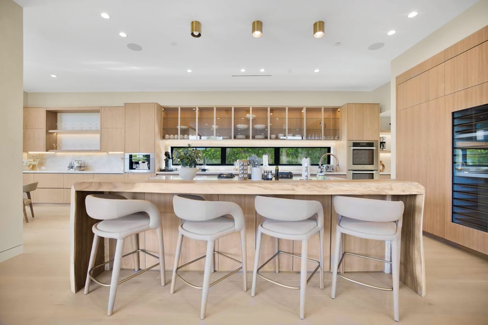 Apartment (4 Bedrooms) | Private kitchen | Microwave, oven, stovetop, dishwasher