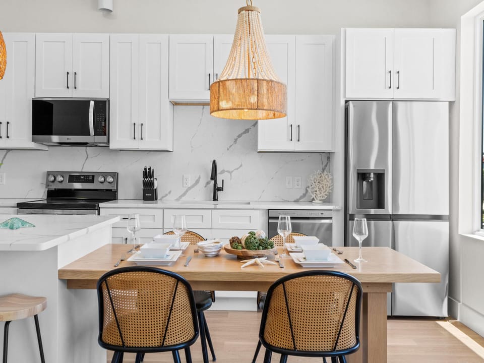 Fully Equipped Kitchen - Island and Stainless Steel Appliances - Second Floor