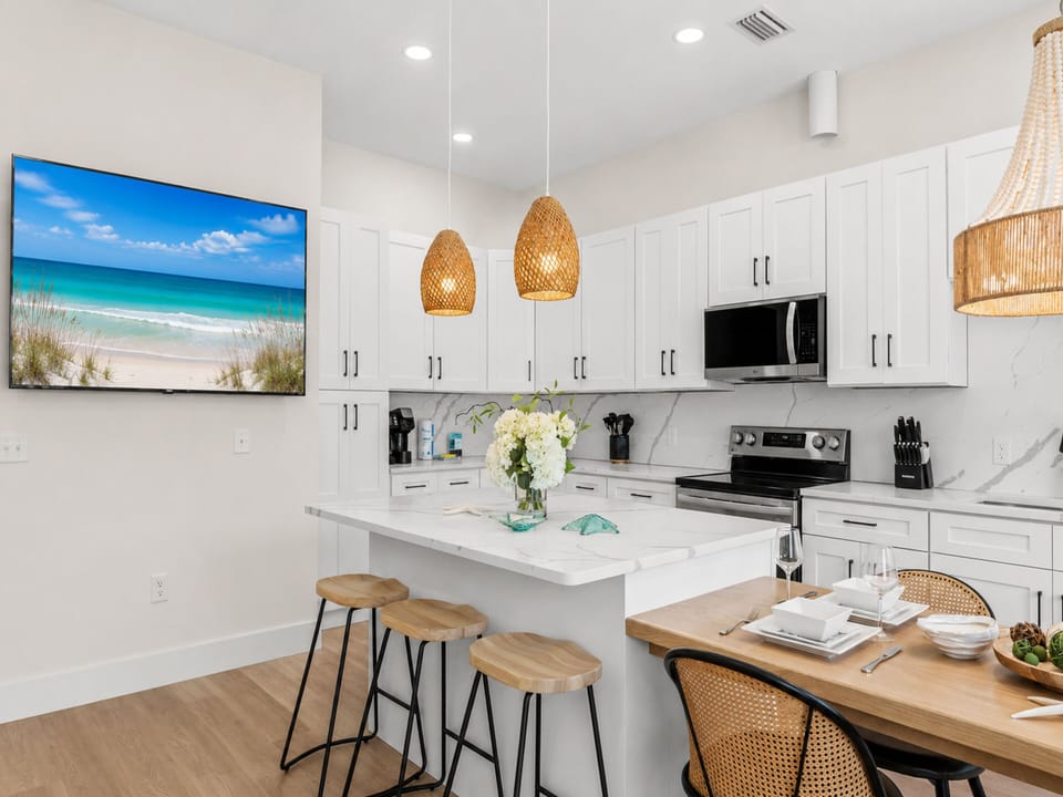 Fully Equipped Kitchen - Island and Stainless Steel Appliances - Second Floor
