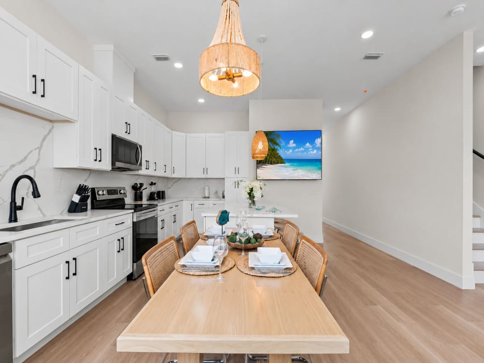 Fully Equipped Kitchen - Island and Stainless Steel Appliances - Second Floor