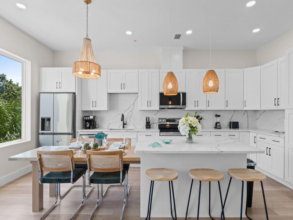 Fully Equipped Kitchen - Island and Stainless Steel Appliances - Second Floor
