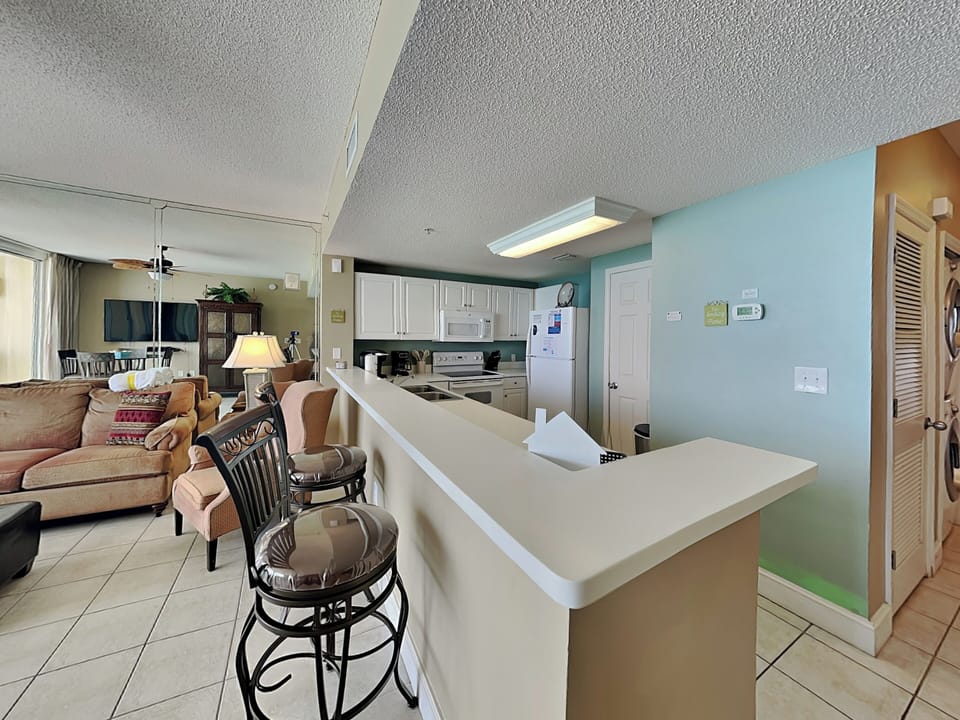 Kitchen - Breakfast Bar
