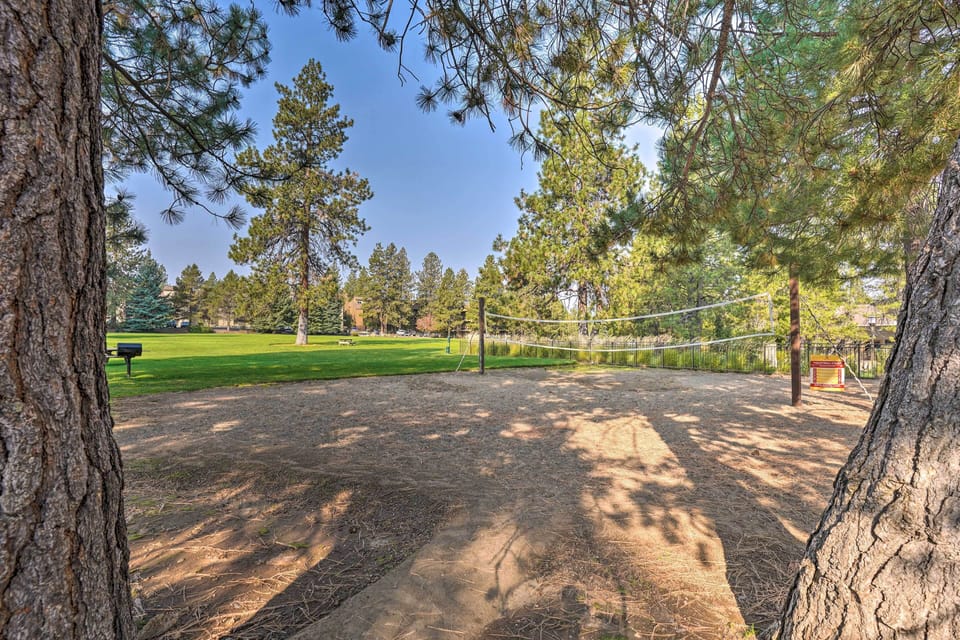 Resort Pool & Trails! Cozy Seventh Mountain Condo Apartment in Deschutes River Woods