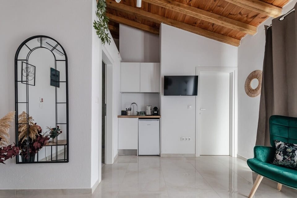 Modern kitchenette!